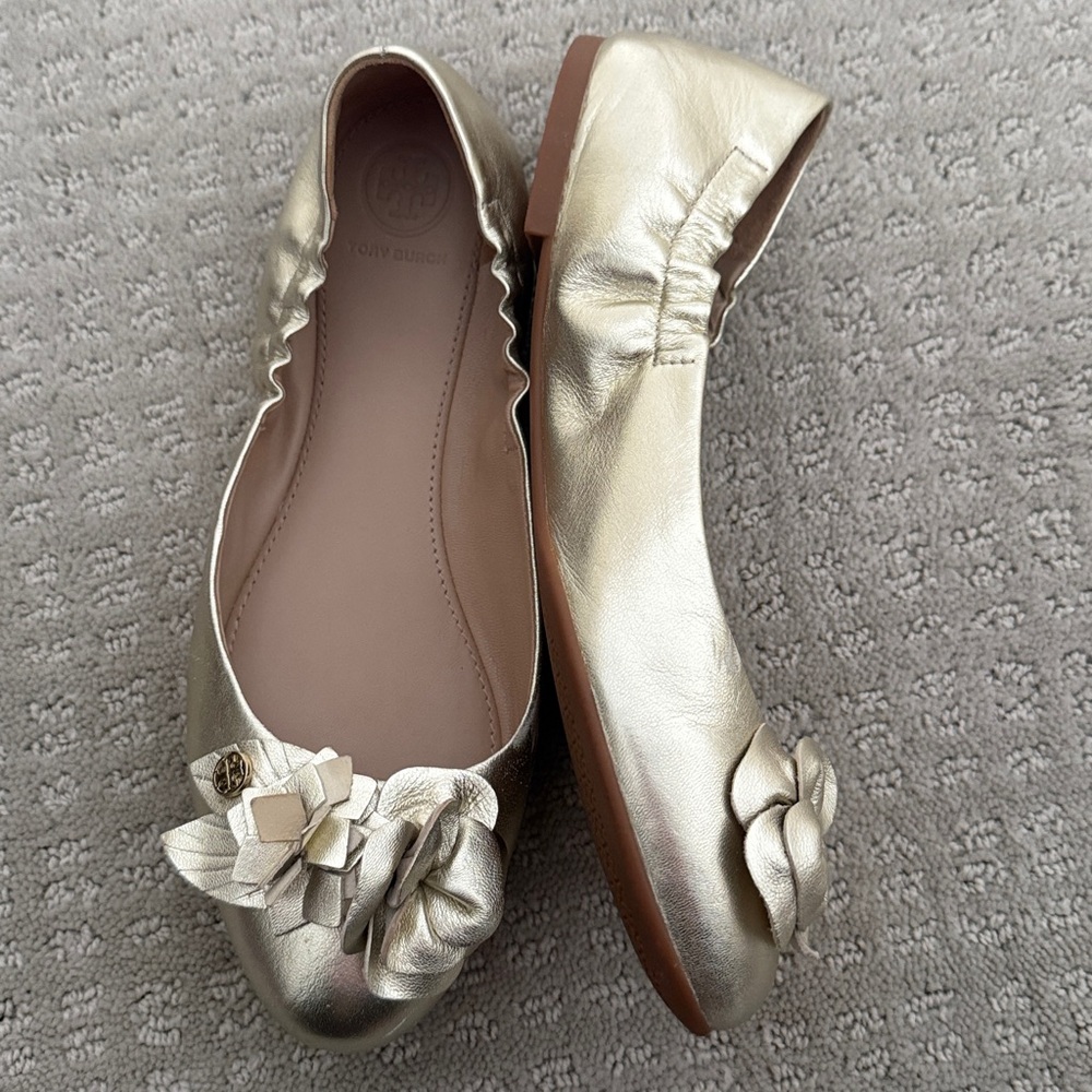 New Tory Burch Blossom Metallic Gold Ballet Flats with Floral Accents 7.5 - Picture 2 of 4
